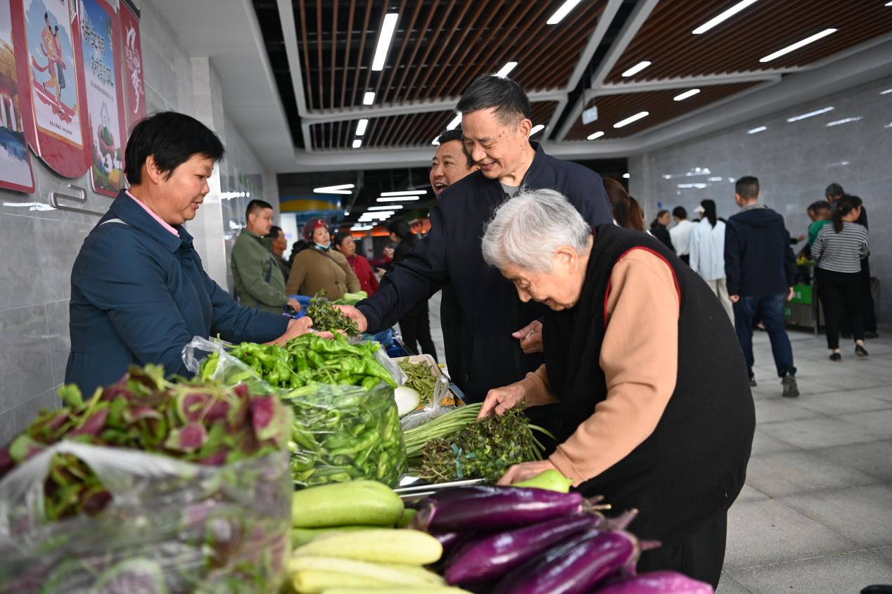 市民纷纷前来采购